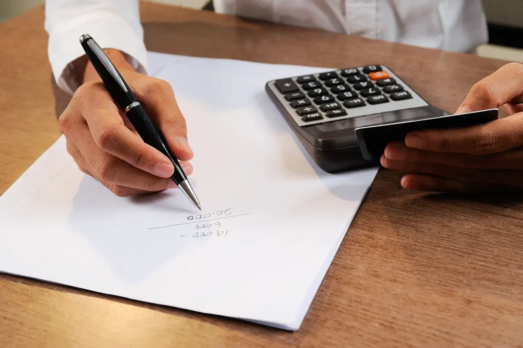 Personne qui calcule sur une feuille de papier