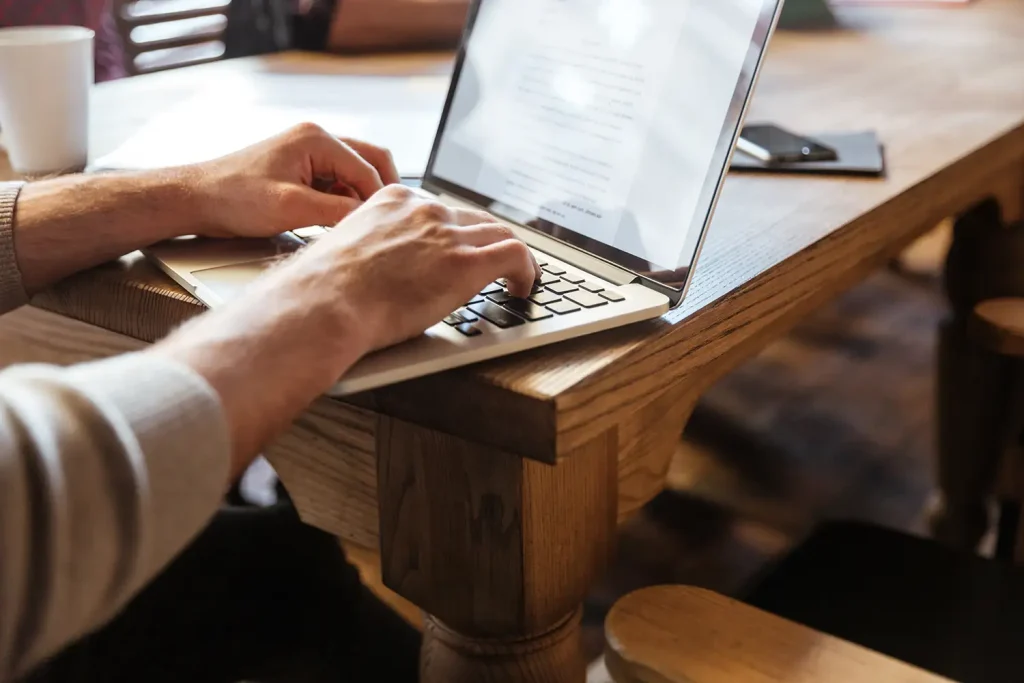 contenu web sur un laptop