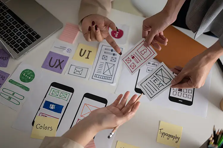 équipe en discussion pour l'ux ui design d'un projet