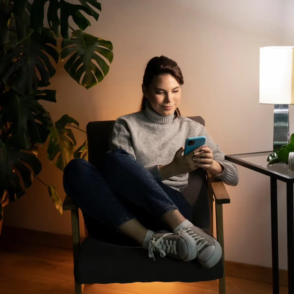 personne navigant sur son téléphone
