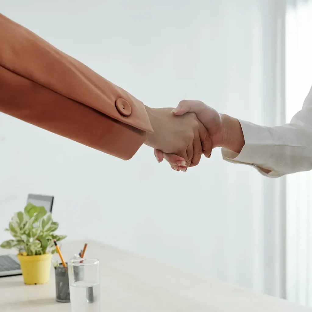 poignée de main entre deux personnes